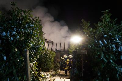 Marbach: Ein Verletzter nach Brand eines bewohnten Gartenhauses